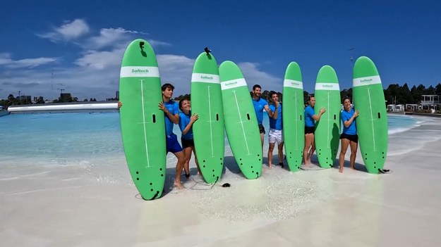 Reprezentacja Włoch niedawno odłożyła rakiety tenisowe, aby spróbować swoich sił w surfingu w Sydney w Australii przed zawodami United Cup 2025.