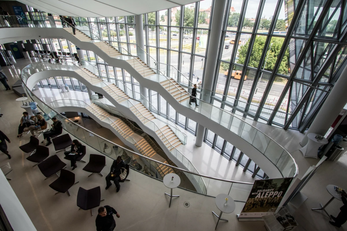 Prezydent Krakowa Aleksander Miszalski, pełniący funkcję zgromadzenia wspólników spółki miejskiej Kraków 5020, podjął w czwartek uchwałę w sprawie jej rozwiązania. Spółka zasłynęła z prowadzenia telewizji Hello Kraków, określanej drugą miejską telewizją. Śledztwo ws. jej działań prowadzi prokuratura.