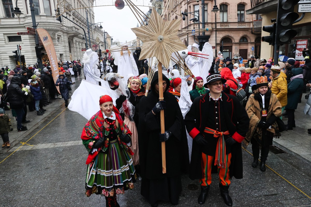 6 stycznia ulice Łodzi ponownie ożyją kolorowym i radosnym Orszakiem Trzech Króli. W tym wyjątkowym dniu mieszkańcy miasta wraz z kolędnikami i Mędrcami ze Wschodu, wyruszą ulicą Piotrkowską, by oddać pokłon Nowonarodzonemu Królowi. W rolach głównych bohaterów - Kacpra, Melchiora i Baltazara - zaprezentują się klerycy z Afryki, Brazylii i Polski, przygotowujący się do kapłaństwa w łódzkich seminariach.