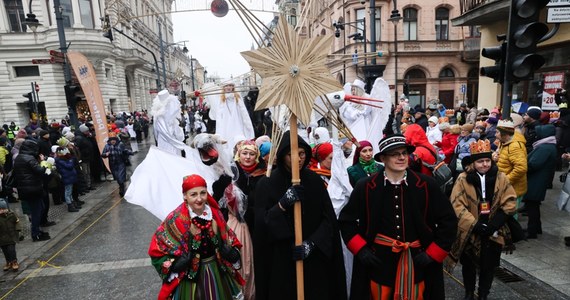 6 stycznia ulice Łodzi ponownie ożyją kolorowym i radosnym Orszakiem Trzech Króli. W tym wyjątkowym dniu mieszkańcy miasta wraz z kolędnikami i Mędrcami ze Wschodu, wyruszą ulicą Piotrkowską, by oddać pokłon Nowonarodzonemu Królowi. W rolach głównych bohaterów - Kacpra, Melchiora i Baltazara - zaprezentują się klerycy z Afryki, Brazylii i Polski, przygotowujący się do kapłaństwa w łódzkich seminariach.