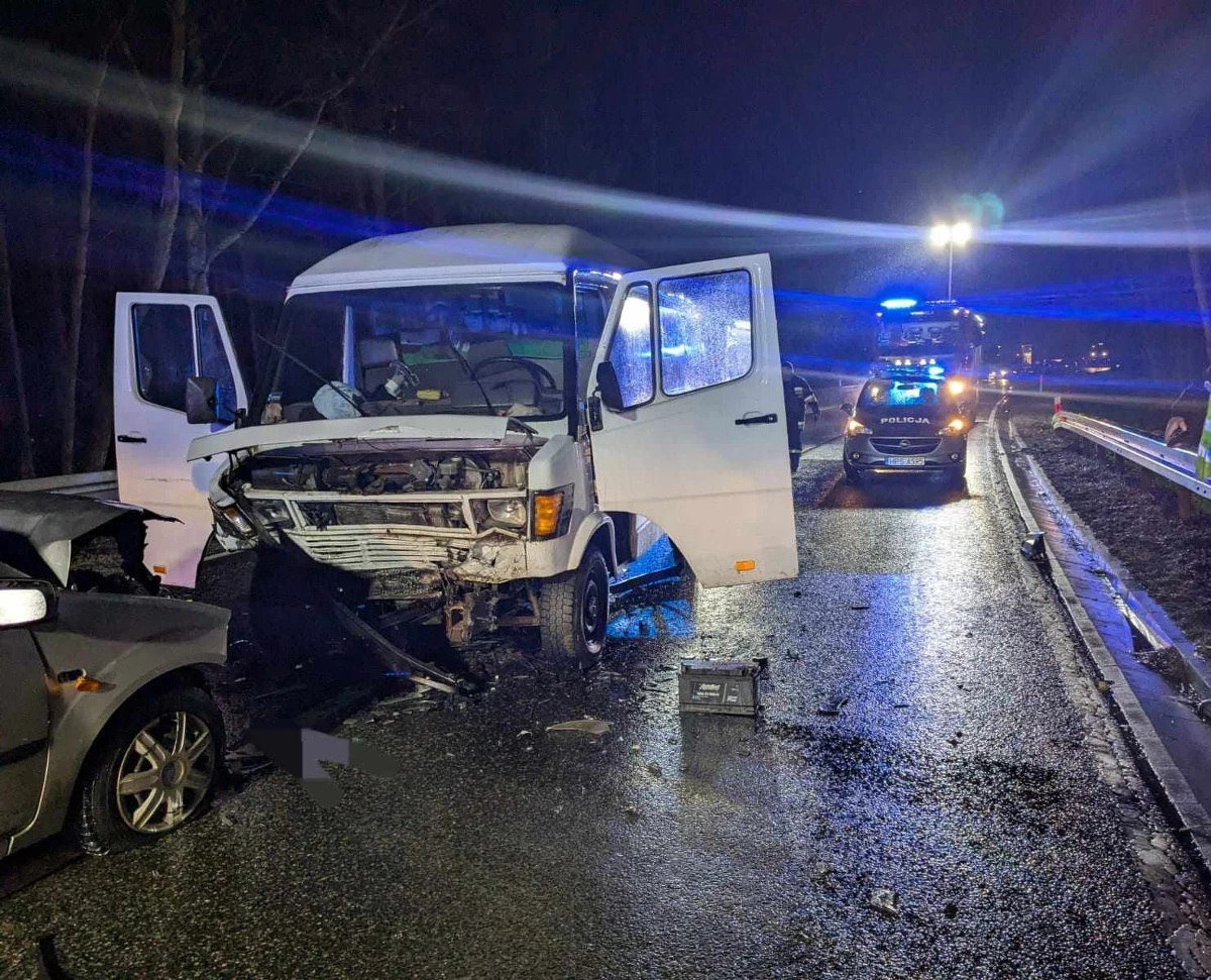 Odblokowana została droga krajowa nr 79 w Niekrasowie w Świętokrzyskiem. Wcześniej zderzyły się tam dwa auta. Zginęła jedna osoba, a jedna została ranna. "Ofiara śmiertelna to ​80-latek kierujący fordem" - powiedziała RMF FM asp. Joanna Szczepaniak z KPP Staszów.