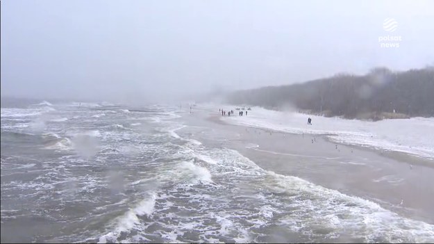 Do Polski zmierza zima! Synoptycy zapowiadają opady śniegu, i to niemałe, które w połączeniu z silnym wiatrem sprawią, że zrobi się nieprzyjemnie i niebezpiecznie. Dla ''Wydarzeń'' Agnieszka Milczarz.