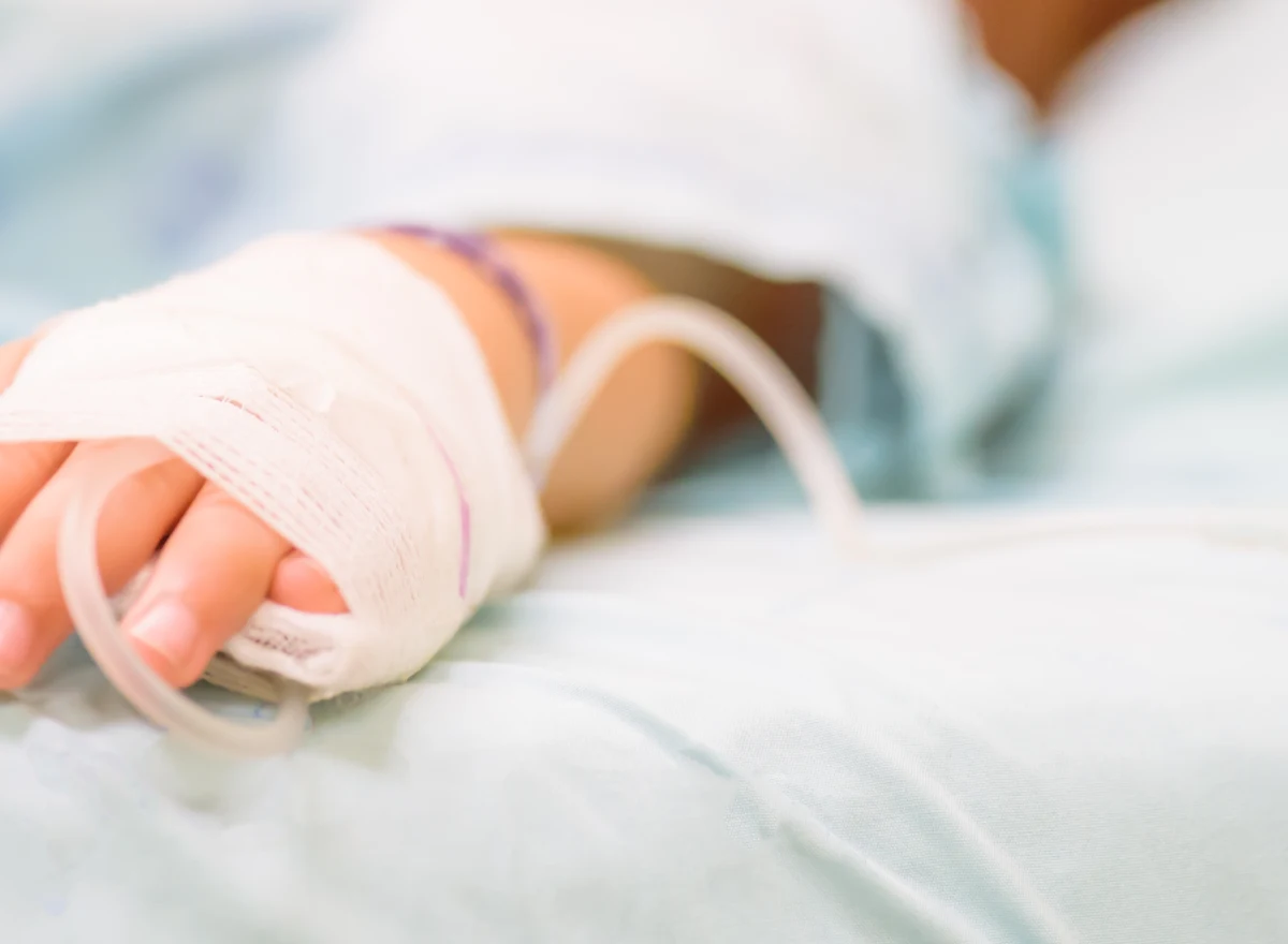 Troje dzieci - 8-latek, 11-latek i 12-latek - znalazło przed blokiem w Grodzisku Wielkopolskim pozostałości petardy z nocy sylwestrowej. Petarda wystrzeliła w dłoni najmłodszego chłopca. Dziecko straciło fragment palca. 