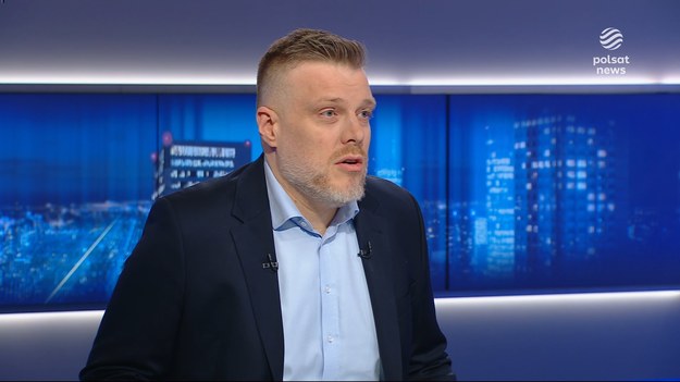 - W najbliższych dniach partia będzie podejmowała decyzję o tym, czy wystawić kandydata. Ja jestem oczywiście do tego gotowy - powiedział Adrian Zandberg, współprzewodniczący Partii Razem. Adrian Zandberg pytany był o to, kto będzie kandydatem Razem w wyborach prezydenckich. - W najbliższych dniach partia będzie podejmowała decyzję o tym, czy wystawić kandydata - przekazał. - Ja uważam, że powinniśmy wystawić kandydata. Zandberg stwierdził, że w wyborach potrzebna jest opcja dla ludzi, którzy są rozczarowani obecnym rządem. - Ja jestem oczywiście do tego gotowy - powiedział o potencjalnym starcie w wyborach prezydenckich. - Decyzję w tej sprawie będzie podejmować partia. - Jest różnica między liderem a dyktatorem. Tak samo, jak jest różnica między politykami, którzy traktują słowa poważnie, a politykami, którzy pewnych pojęć używają tylko w kampanii wyborczej. Gdy mówię "demokracja", traktuję to słowo serio. Gdy mówię "praworządność", też traktuję to słowo serio - kontynuował.