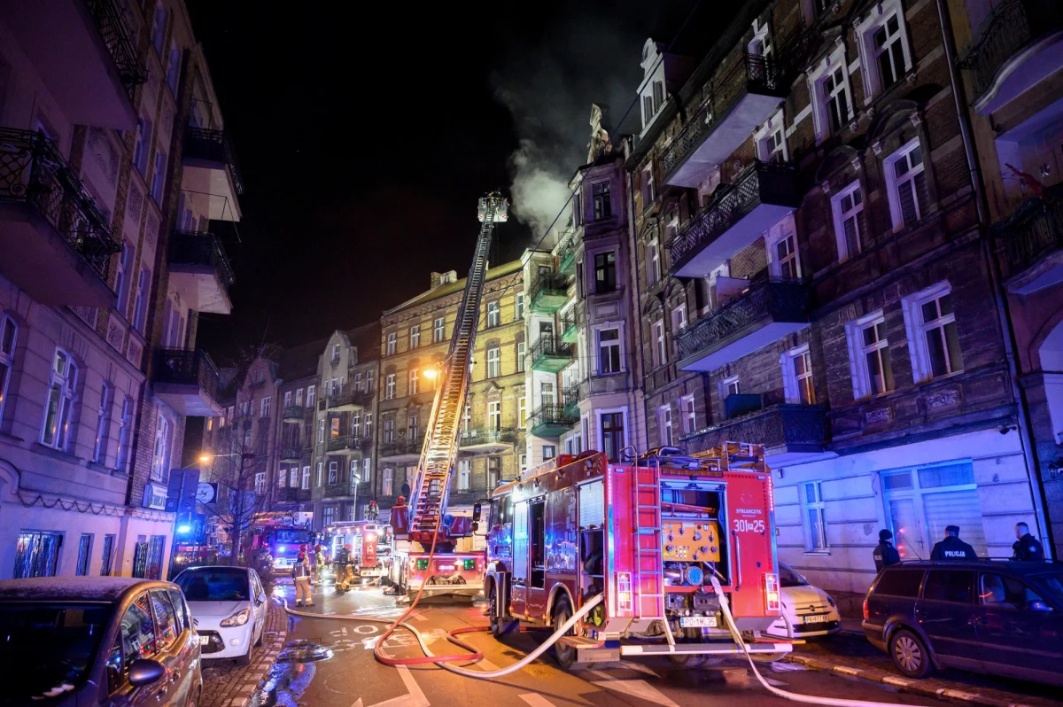 10 osób zostało ewakuowanych z kamienicy w Poznaniu, w której wieczorem wybuchł pożar. Ogień został już ugaszony.