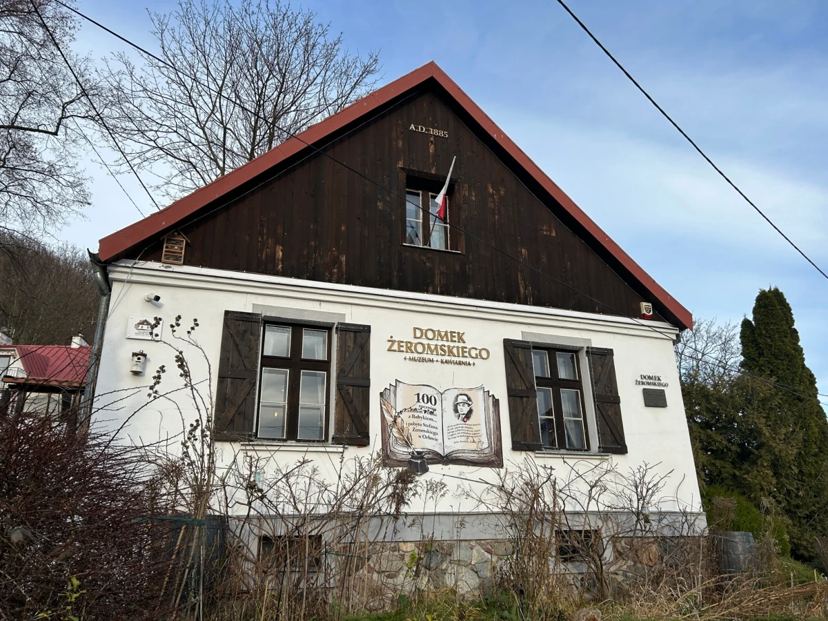 Stefan Żeromski, wybitny polski pisarz, znany z głębokiego patriotyzmu i społecznego zaangażowania, spędził lato 1920 roku w Gdyni. To miejsce, wybrane dla niego w celu rekonwalescencji po ciężkich chorobach, stało się dla pisarza źródłem inspiracji i spokoju. Dziś w miejscu, w którym spędził kilka miesięcy, jest muzeum i kawiarnia. Rok 2025 został ustawiony rokiem Stefana Żeromskiego. 