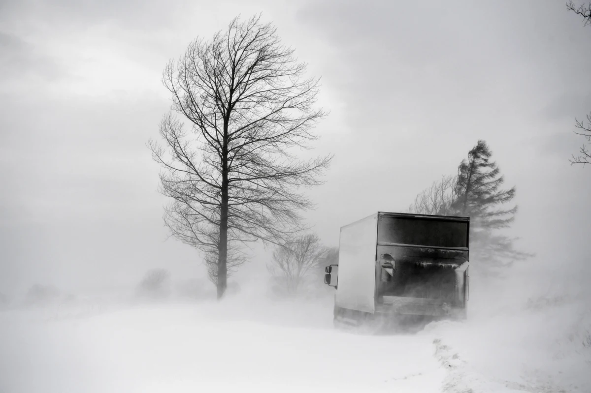 Rządowe Centrum Bezpieczeństwa wysłało alert o silnym wietrze mieszkańcom północnych województw. Możliwe są tam nawet burze. Najtrudniej będzie na Pomorzu. Ostrzeżenie IMGW przed oblodzeniem dotyczy zaś większości kraju; nie objęto nim jedynie terenów zachodniej Polski.