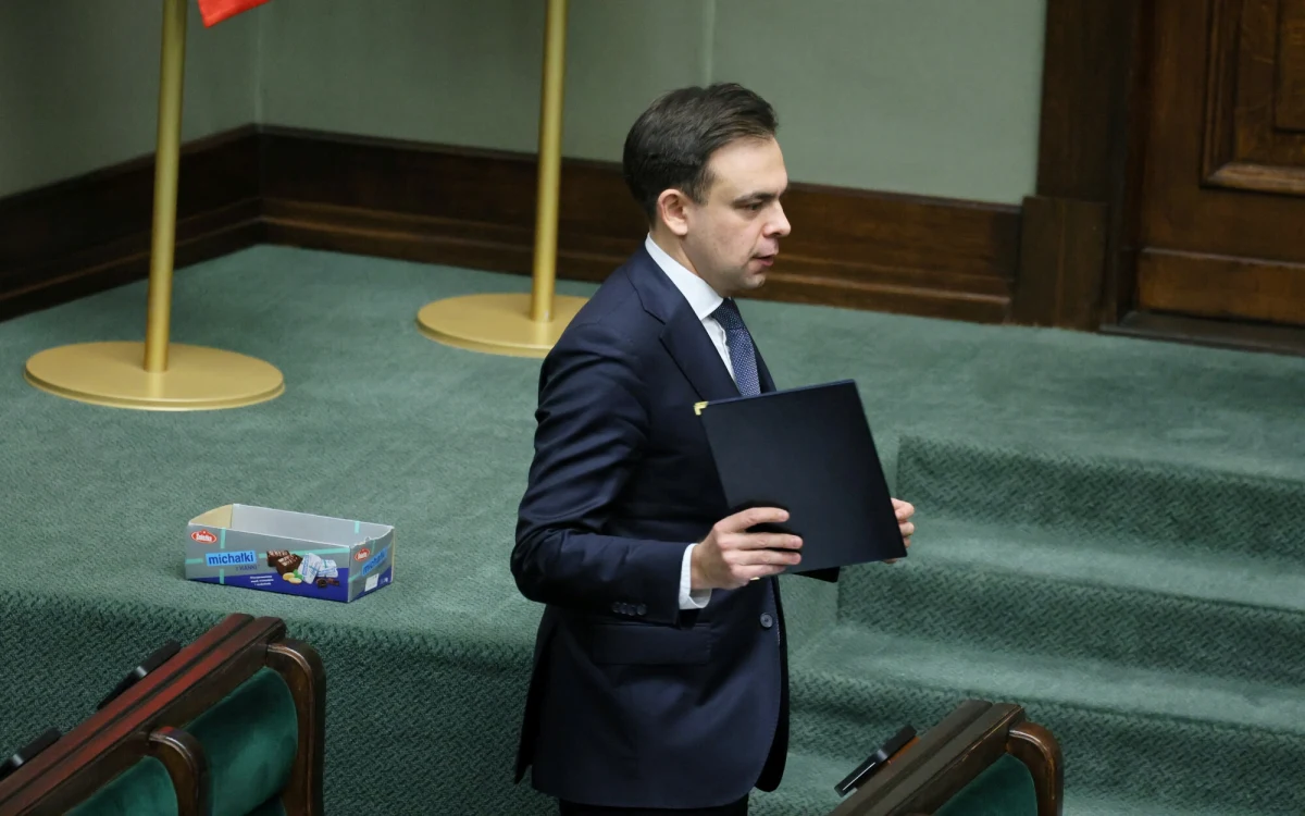 "Jak tylko okres świąteczno-noworoczny minie, możemy się spodziewać wypowiedzi ministra finansów w tej sprawie" - tak szef kancelarii premiera Jan Grabiec odpowiedział w TVN24 na pytanie o decyzję Andrzeja Domańskiego ws. wypłaty pieniędzy dla Prawa i Sprawiedliwości. Musi on zareagować na decyzję Państwowej Komisji Wyborczej, która przyjęła sprawozdanie finansowe komitetu PiS z wyborów parlamentarnych w 2023 r.
