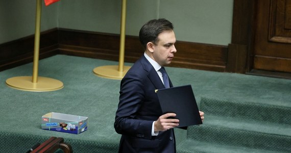 "Jak tylko okres świąteczno-noworoczny minie, możemy się spodziewać wypowiedzi ministra finansów w tej sprawie" - tak szef kancelarii premiera Jan Grabiec odpowiedział w TVN24 na pytanie o decyzję Andrzeja Domańskiego ws. wypłaty pieniędzy dla Prawa i Sprawiedliwości. Musi on zareagować na decyzję Państwowej Komisji Wyborczej, która przyjęła sprawozdanie finansowe komitetu PiS z wyborów parlamentarnych w 2023 r.