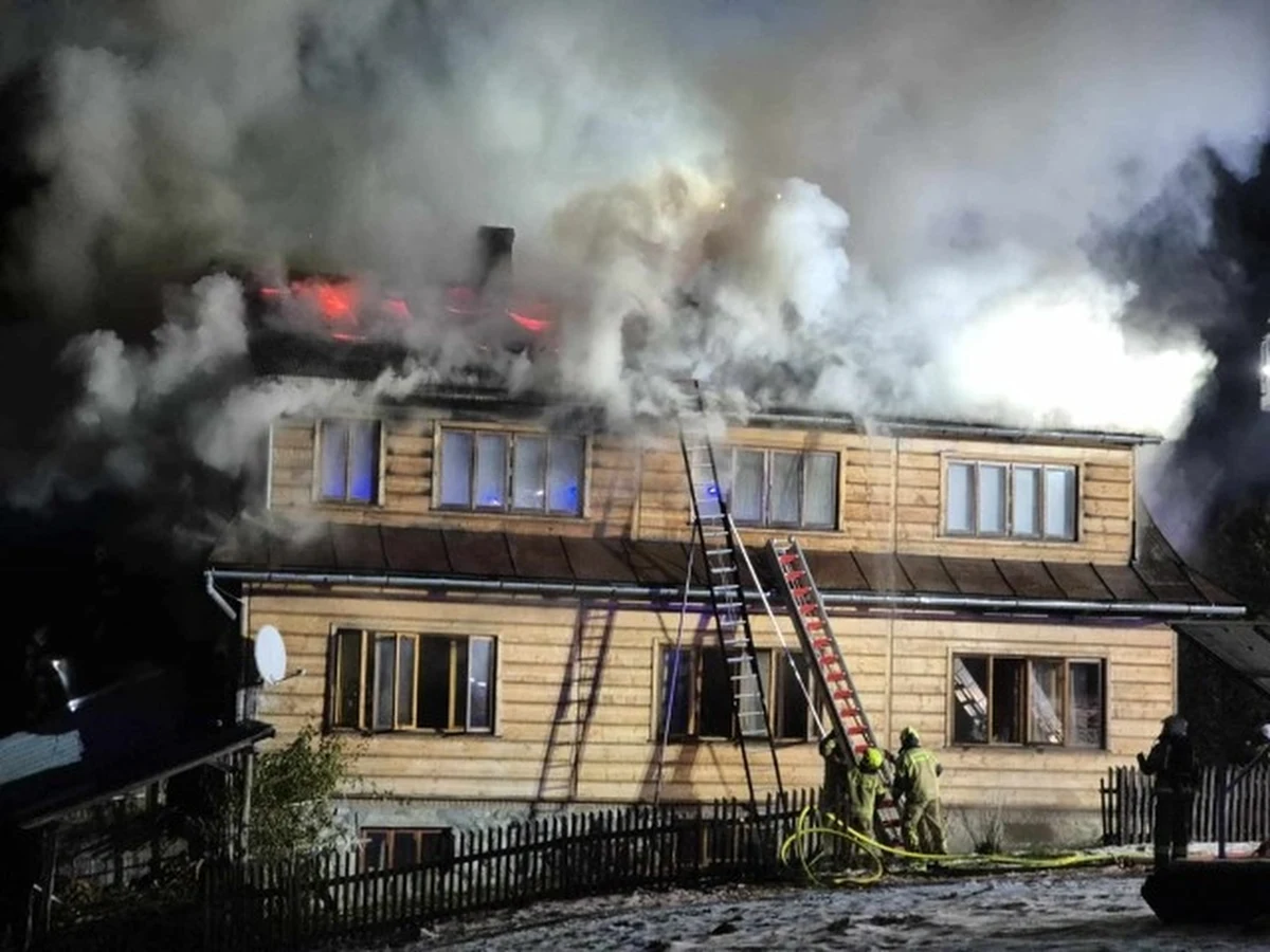 Późnym wieczorem w Bukowinie Tatrzańskiej doszło do pożaru drewnianego domu. Strażakom udało się opanować ogień, ale w nocy płomienie znów pojawiły się na pogorzelisku. Około godz. 5 w akcji brało udział 16 zastępów straży pożarnej. 