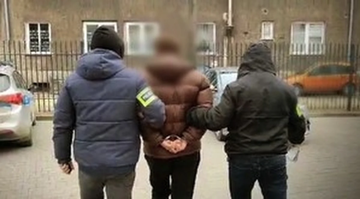 Mieszkaniec gminy Ujazd na Opolszczyźnie długo będzie pamiętał powitanie 2025 roku. Mężczyzna chciał spędzić sylwestra na imprezie, a skończył w policyjnej celi. Powód? Kiedy nie został wpuszczony do lokalu, wyciągnął broń i strzelał w powietrze.