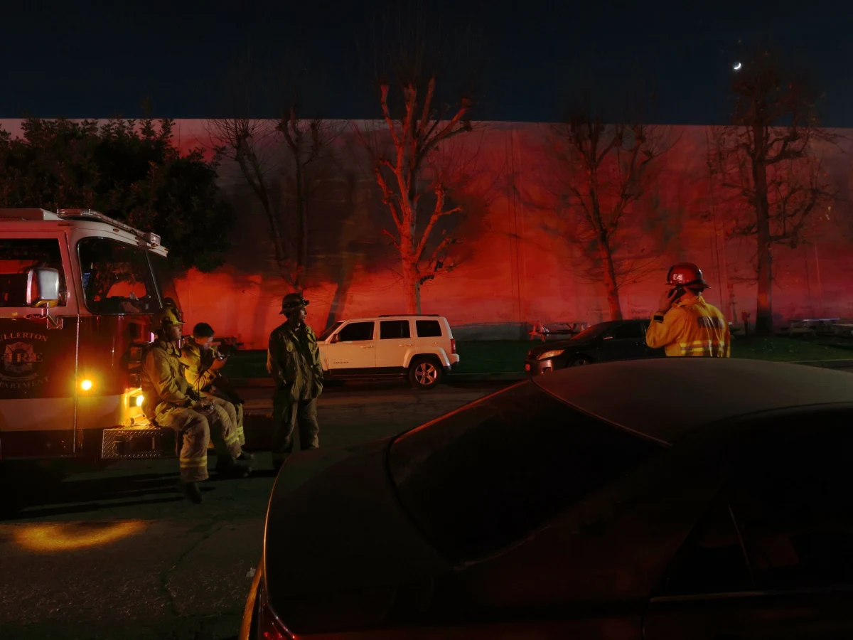 Dwie osoby zginęły, a 18 zostało rannych w wyniku katastrofy niewielkiego samolotu w pobliżu lotniska w Fullerton w Kalifornii. Maszyna spadła na magazyn. 