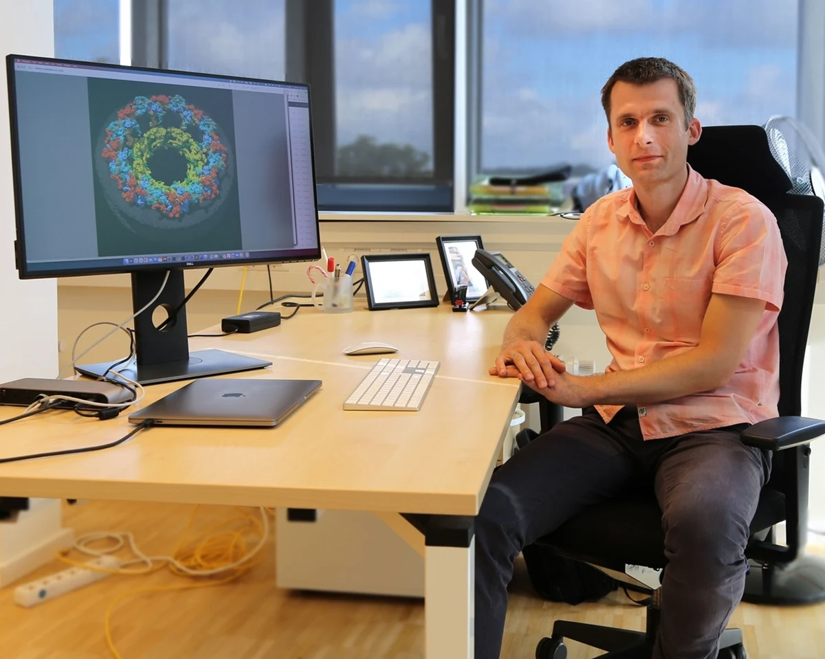 Naukowcy nie mają wątpliwości, że w nowym roku badania z wykorzystaniem sztucznej inteligencji staną się jeszcze powszechniejsze. Na praktyczne zastosowania, na przykład w postaci nowych leków, trzeba będzie jednak jeszcze poczekać - mówi RMF FM dr Jan Kosiński z Europejskiego Laboratorium Biologii Molekularnej w Hamburgu. W rozmowie z Grzegorzem Jasińskim przyznaje, że metody AI, na przykład wyróżniona ubiegłoroczną Nagrodą Nobla metoda przewidywania kształtu białek, nie zastępują do końca eksperymentu. W jego laboratorium program AlphaFold2 pomaga m.in. w badaniach dużych kompleksów białkowych i analizie oddziaływań białek wirusa grypy z białkami człowieka.