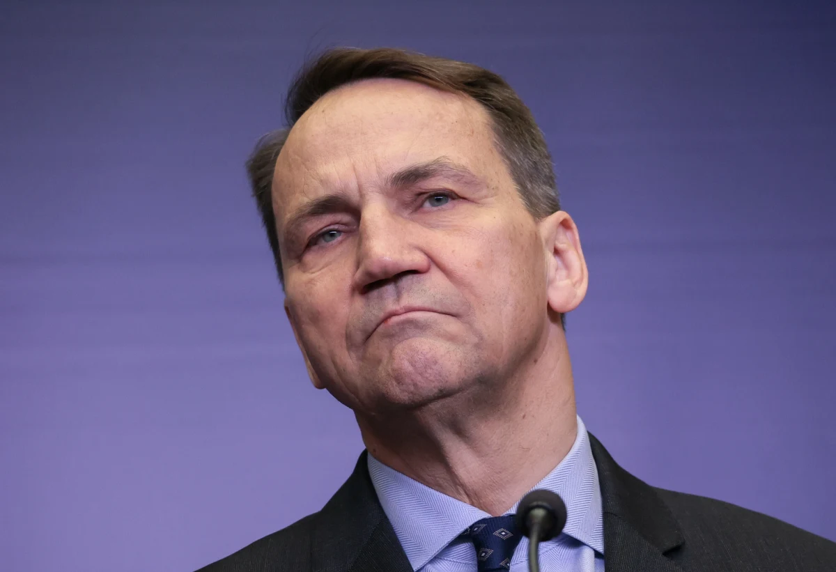 Minister spraw zagranicznych Radosław Sikorski wystosował notę do ambasadora Węgier, że nie jest on mile widziany na dzisiejszej inauguracji polskiej prezydencji w Radzie Unii Europejskiej. "Czekamy, czy pojawi się przedstawiciel niższy rangą z ambasady" - powiedziała wiceminister ds. europejskich Magdalena Sobkowiak-Czarnecka. Decyzję ostro skomentował już szef węgierskiego MSZ.