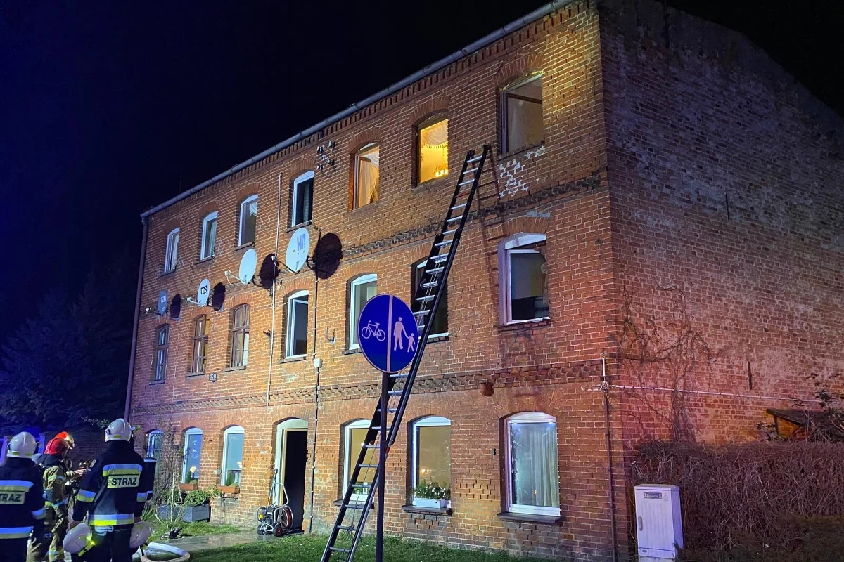 Siedem osób poszkodowanych po nocnym pożarze kamienicy w Starogardzie Gdańskim w Pomorskiem. Wśród poszkodowanych są dzieci, w tym 14-latek, który wyskoczył z okna. Działania strażaków zakończyły się przed godz. 4 w nocy. 