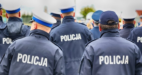 Prawie 6 tysięcy policjantów odeszło ze służby do końca listopada zeszłego roku - dowiedział się reporter RMF FM Krzysztof Zasada. To jednak nie koniec odejść. Trzeba mieć świadomość, że duża grupa funkcjonariuszy decyduje się przejść na emeryturę w ciągu dwóch pierwszych miesięcy roku. 