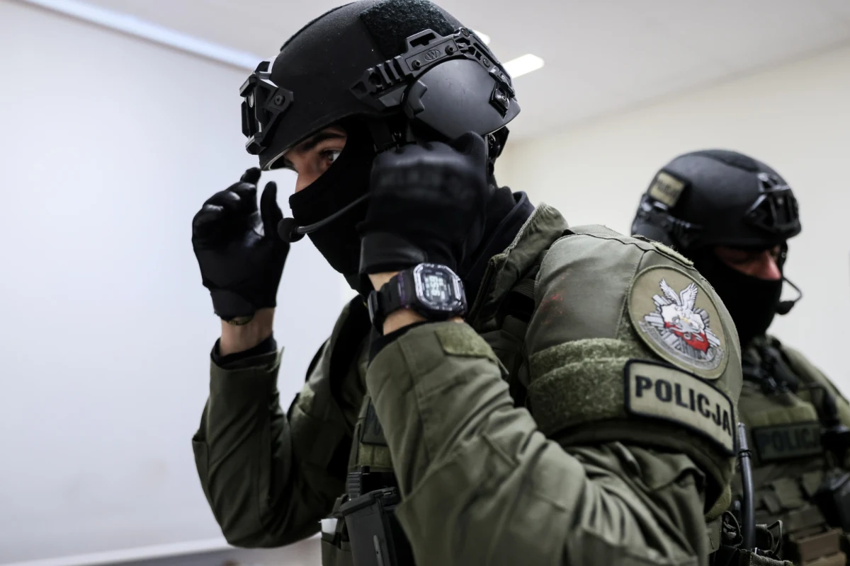 ​Właściciele platformy Cinkciarz.pl twierdzą, że funkcjonariusze Centralnego Biura Śledczego Policji oraz prokuratorzy podczas przeszukań okradli ich na kilka milionów złotych. Zapowiadają zawiadomienie do Prokuratury Krajowej i ministra sprawiedliwości - informuje reporter RMF FM Krzysztof Zasada. Prokuratura odpowiada, że wszelkie czynności przebiegły zgodnie z przepisami. Również CBŚP zabrało głos, wskazując, że "informacje zawarte w oświadczeniu spółki są nieprawdziwe".