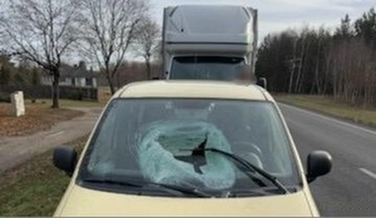 1100 złotych mandatu i 10 punktów - taką karę policjanci wymierzyli kierowcy busa, który przed jazdą nie odśnieżył dachu. Bryła lodu spadła na jadący za nim samochód i uszkodziła szybę. Ranna została kierująca osobówką. Do wypadku doszło w Przędzelu na Podkarpaciu.         