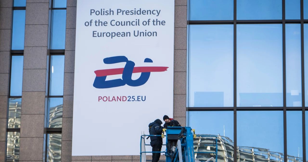 Logo polskiej prezydencji zawisło na budynku Rady Unii Europejskiej w Brukseli