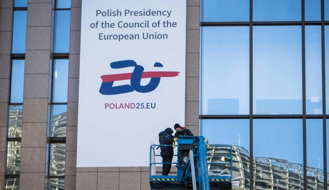 Podniosły moment w Brukseli. Logo polskiej prezydencji zawisło na budynku