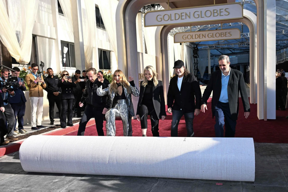 W Beverly Hills trwają przygotowania do niedzielnej ceremonii rozdania Złotych Globów. Gala wraca do The Beverly Hilton Hotel. Czerwony dywan już rozwinięty. Pojawią się na nim m.in Timothee Chalamet, Selena Gomez, Ariana Grande i Angelina Jolie.