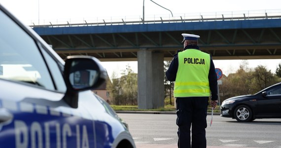 Trzy sądowe zakazy prowadzania samochodów to było najmniejsze zmartwienie młodego kierowcy, zatrzymanego do kontroli w Gdańsku. Policjanci znaleźli przy nim 700 porcji narkotyków. Mężczyzna zaproponował funkcjonariuszom 10 tys. złotych łapówki. Chciał, by puścili go wolno. 