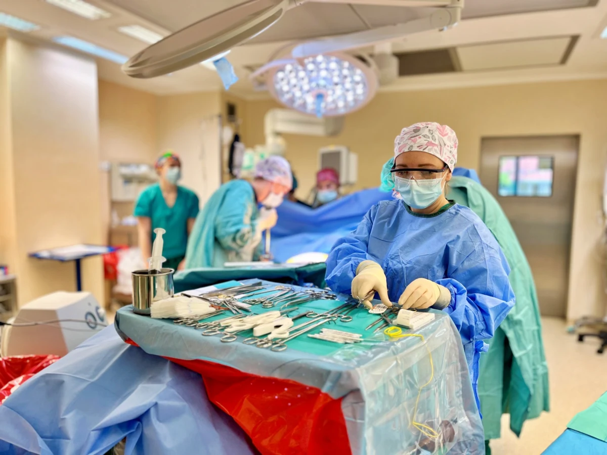 Nowy Rok na stacji benzynowej powitali członkowie zespołu transplantacyjnego Szpitala Wojewódzkiego w Szczecinie. Medycy w sylwestra pojechali do jednego ze śląskich szpitali, w którym około godz. 1 w nocy rozpoczęli pobranie wątroby od zmarłego dawcy. Narząd w noworoczny poranek trafił do pacjentki oczekującej na przeszczep w szpitalu przy ul. Arkońskiej w Szczecinie. Była to pierwsza w Polsce transplantacja wątroby w 2025 roku.