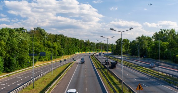 Słyszał głosy i widział przedmioty, których nie ma. W okolicy Ślubowa w Mazowieckiem policjanci zatrzymali mężczyznę, który szedł pasem awaryjnym drogi ekspresowej S8. 