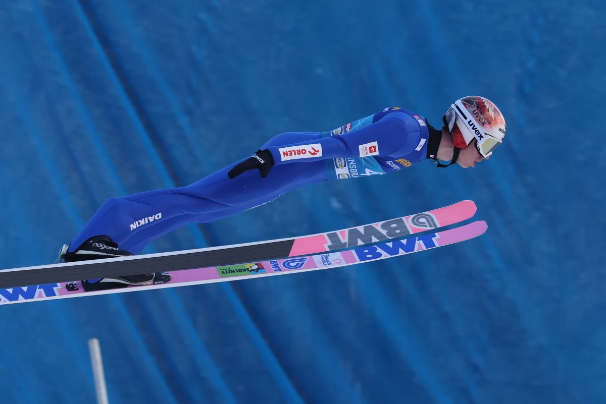 ​Reprezentanci Polski w komplecie awansowali do trzeciego konkursu Turnieju Czterech Skoczni w Innsbrucku. Kwalifikacje wygrał Austriak Jan Hoerl. Paweł Wąsek był 24., Jakub Wolny - 28., Aleksander Zniszczoł - 39., Dawid Kubacki - 40., a Piotr Żyła - 48.