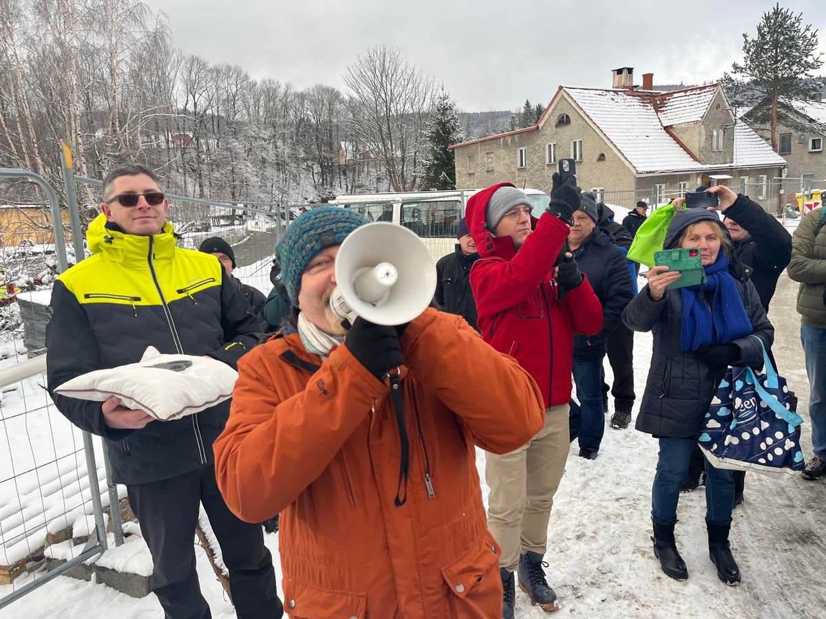 Czujemy się oszukani, miarka się przebrała - skandowali dziś mieszkańcy Stronia Śląskiego, którzy zorganizowali happening przy zniszczonym przez powódź moście wojewódzkim. Urząd Marszałkowski obiecał, że postawi w jego miejscu tymczasowy - do końca grudnia. Tymczasem przeprawy wciąż nie ma. Tłum mieszkańców pojawił się na miejscu z symboliczną wstęgą.