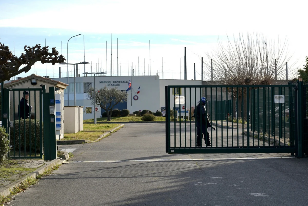 W piątek w więzieniu we francuskim Arles uzbrojony mężczyzna wziął pięciu zakładników. Wszyscy są pracownikami zakładu – podał portal telewizji TF1 Info. Po południu agencja AFP poinformowała, że udało się uratować lekarkę, która była jednym z zakładników, a ok. godz. 16 portal 20 minutes wskazał, że agresor się poddał. Nikt nie został ranny. Na miejsce wysłano siły bezpieczeństwa.