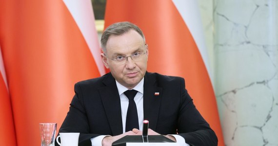 Andrzej Duda nie weźmie udziału w gali inaugurującej polską prezydencję w Radzie UE. Szefowa KPRP Małgorzata Paprocka poinformowała w piątek, że podczas inauguracji prezydenta będzie reprezentował jego doradca Wojciech Gerwel - ekspert z zakresu polityki zagranicznej i stosunków międzynarodowych.
