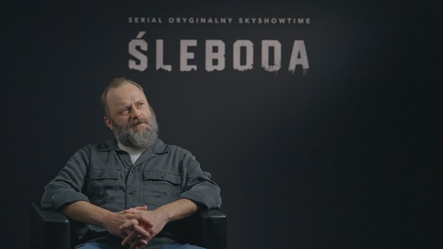 Leszek Lichota w serialu SkyShowtime o tytule „Śleboda” wciela się w drugoplanową postać Wojciecha Gronia. W rozmowie z Interią opowiedział o swoim bohaterze, tematach, jakich dotyka serial oraz współpracy z reżyserami – Michałem Gazdą i Bartoszem Blaschke.