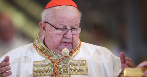 "Jest to wymysł niemający żadnego oparcia w faktach. Jest to celowe działanie defamacyjne wymierzone w osobę Kardynała, a celem jest w oczywisty sposób Karol Wojtyła" - oświadczył adwokat kard. Stanisława Dziwisza Michał Skwarzyński. Podkreślił m.in., że nie jest prawdą, aby kard. Dziwisz otrzymał wezwanie do stawienia się przed komisją ds. przeciwdziałania pedofilii.