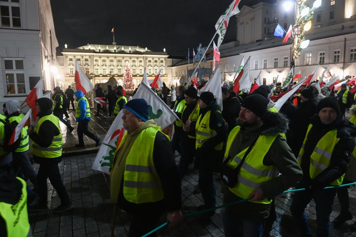 W piątkowy wieczór w Warszawie zakończył się wielki protest rolników. Demonstracja odbyła się w dniu oficjalnej inauguracji polskiej prezydencji w Radzie Unii Europejskiej. Przedstawiciele pięciu organizacji zrzeszających rolników przeszli ulicami stolicy. Były utrudnienia w ruchu i zmiany w komunikacji miejskiej. 