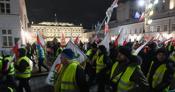 W piątkowy wieczór w Warszawie zakończył się wielki protest rolników. Demonstracja odbyła się w dniu oficjalnej inauguracji polskiej prezydencji w Radzie Unii Europejskiej. Przedstawiciele pięciu organizacji zrzeszających rolników przeszli ulicami stolicy. Były utrudnienia w ruchu i zmiany w komunikacji miejskiej. 