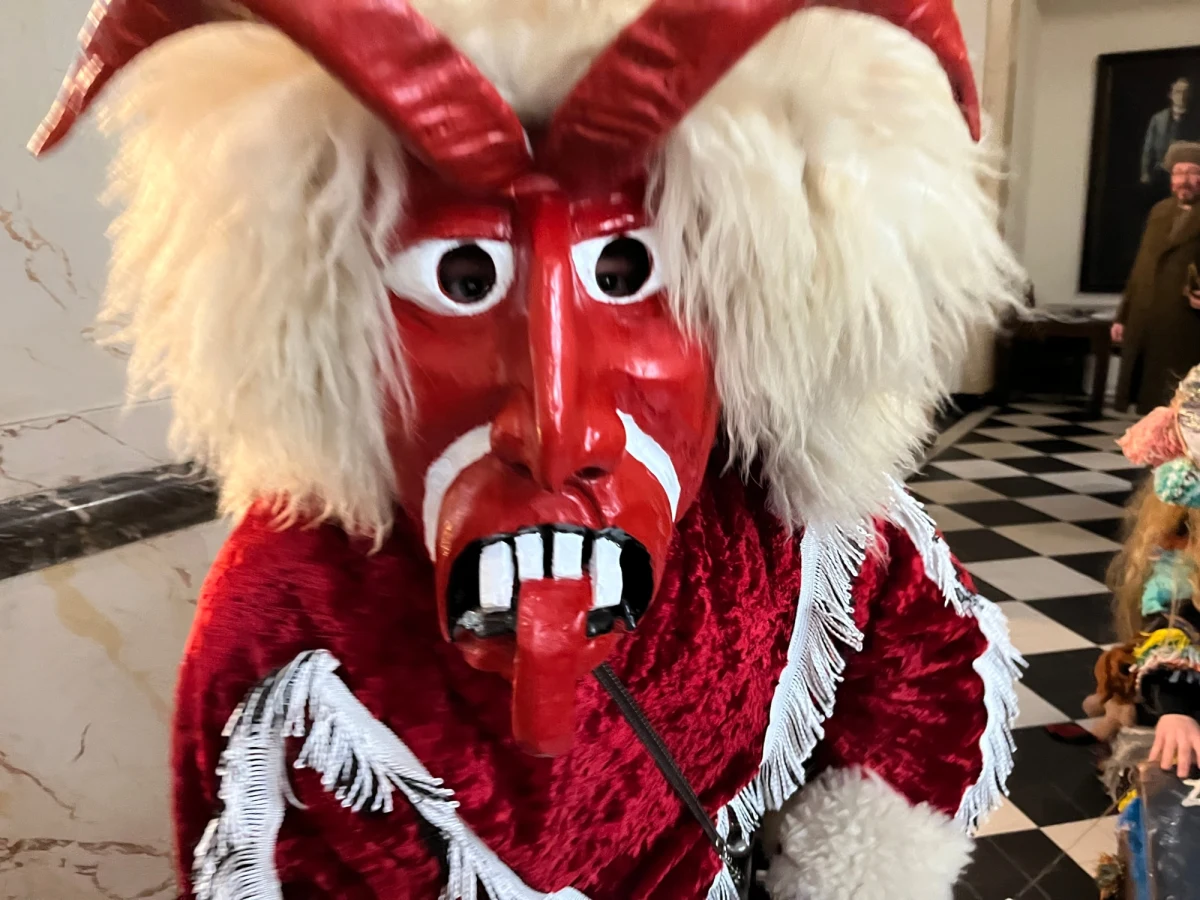 Barwny i głośny korowód Dziadów Noworocznych przeszedł ulicami Katowic. Kolędnicy z Żywiecczyzny odwiedzili też gmach Sejmu Śląskiego – obecną siedzibę urzędów: wojewódzkiego i marszałkowskiego. Korowód promował 56. Żywieckie Gody, które potrwają od 11 do 26 stycznia 2025 r. w Żywcu, Milówce i Bielsku-Białej. 