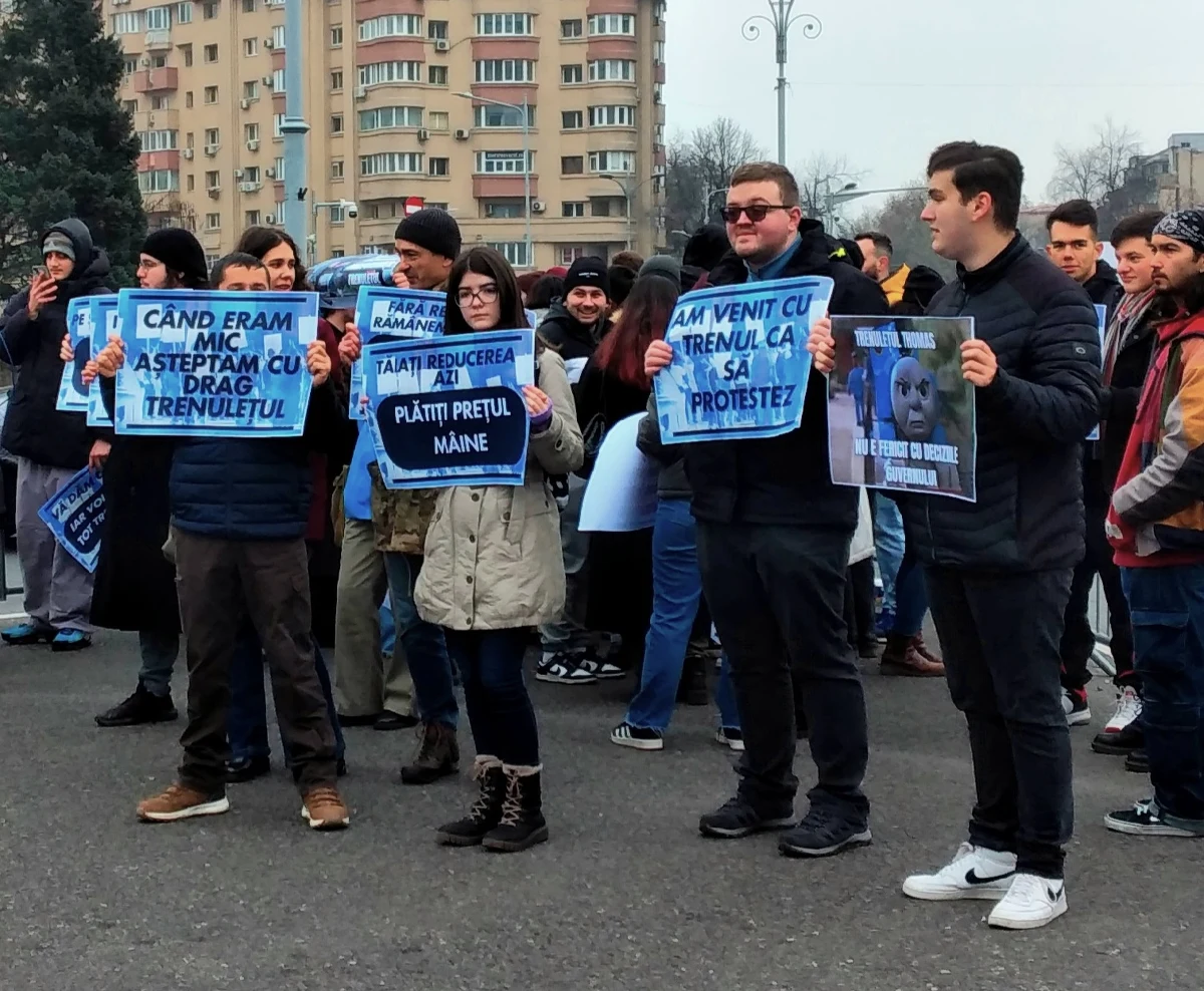 Od 1 stycznia w Rumunii wzrosły podatki, zlikwidowano część ulg dla studentów oraz mikroprzedsiębiorców. W związku z wprowadzeniem przez rząd planu oszczędnościowego pracownicy więzień, policjanci i żandarmi wyszli na ulice Bukaresztu. Do protestu dołączyli studenci.