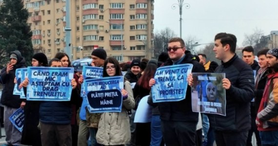 Od 1 stycznia w Rumunii wzrosły podatki, zlikwidowano część ulg dla studentów oraz mikroprzedsiębiorców. W związku z wprowadzeniem przez rząd planu oszczędnościowego pracownicy więzień, policjanci i żandarmi wyszli na ulice Bukaresztu. Do protestu dołączyli studenci.