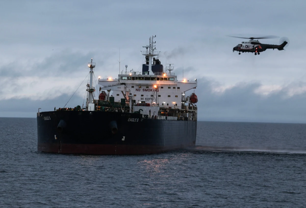 Fiński sąd odrzucił skargę na postanowienie o zajęciu tankowca Eagle S, podejrzewanego przez fińskie organy ścigania o uszkodzenie kabla elektroenergetycznego EstLink 2 położonego na dnie Bałtyku. Sąd uznał, że postanowienie o zajęciu jest zgodne z prawem o środkach przymusu. Operatorzy telekomunikacyjni, których kable również przecięto tego samego dnia, rozważają wejście na drogę prawną.