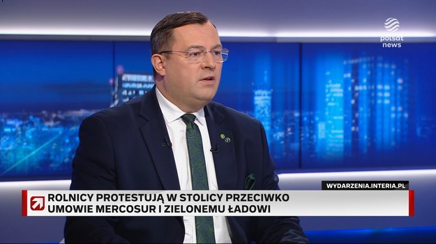 - Na tych obrazkach widać najwięcej zaangażowanych polityków plus działaczy związkowych, którzy powinni być aktywni w różnych miejscach i czasie, nie tylko gdy rozpoczynamy prezydencję (Polski w Radzie UE - red.) - powiedział o piątkowym proteście rolników w Warszawie Krajewski. - Te postulaty ewoluują. Nie może być tak, że protest polega na ciągłym ewoluowaniu postulatów - dodał, nawiązując do postulatów rolników. Przypomnijmy, że ostatni protest w stolicy odbył się po hasłem "5 x STOP" i dotyczy kwestii "Zielonego Ładu, Mercosur, importu z Ukrainy, niszczeniu polskich lasów i łowiectwa oraz wygaszaniu polskiej gospodarki". - Dzisiaj wydaje się, że ten protest jest w części poparciem dla działań Ministerstwa rolnictwa i rozwoju wsi - stwierdził wiceszef resortu. - Protest jest poparciem dla waszych działań? - dopytał prowadzący Grzegorz Kępka. - Tak. My jako pierwsi mówiliśmy o potrzebie zablokowania podpisania umowy z krajami Mercosur. Rząd podjął też jednogłośnie uchwałę o tym, żeby zablokować tę niekorzystną naszym zdaniem umowę, czego nie zrobili poprzednicy - wyjaśnił polityk PSL. - Tutaj widzimy ten dualizm Unii Europejskiej - powiedział o unijnej polityce rolnej wiceminister. Jak wskazał, z jednej strony Unia Europejska podwyższa normy i standardy do spełnienia dla europejskich rolników, "a z drugiej strony, tylnymi drzwiami próbuje się wpuścić produkty z krajów trzecich". Krajewski wyjaśnił, że ma na myśli nie tylko umowę Mercosur, ale także produkty trafiające na Stary Kontynent z Ukrainy, Azji oraz Australii. - To nie jest tak, że chodzi o blokowanie wyłącznie produktów z Ameryki Południowej. Chodzi o naprawdę różne kierunki i to spędza sen z powiek polskim rolnikom - podkreślił.