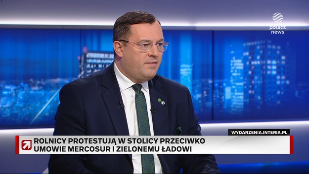 Wiceminister rolnictwa Stefan Krajewski odniósł się do kwestii Europejskiego Zielonego Ładu, przeciwko któremu to również protestowali w piątek rolnicy. Celem tego programu jest ograniczenie na poziomie europejskim emisji dwutlenku węgla do atmosfery. - My odpowiadamy za 8 proc. emisji dwutlenku węgla jako cała Unia Europejska. Tak naprawdę nie zrobimy nic, jak tylko my podejmiemy takie działania, a reszta świata będzie szła dalej, będzie się rozwijać i na tym zarabiać - ocenił wiceminister rolnictwa. Jak ocenił, dlatego właśnie strona rządowa prowadzi dialog z rolnikami. - Wiele z tych obszarów Zielonego Ładu udało się zablokować i mam nadzieję, że uda się zablokować umowę Mercosur - podkreślił, dodając, że zasadniczym pytaniem jest to, czy całą umowę "da się po prostu wyrzucić do kosza". - Musimy przynajmniej zmienić zapisy tej umowy, bo tam są duże kontyngenty ustalone, które pięcio lub sześciokrotnie się zwiększają w ciągu najbliższych lat - wskazał Krajewski.