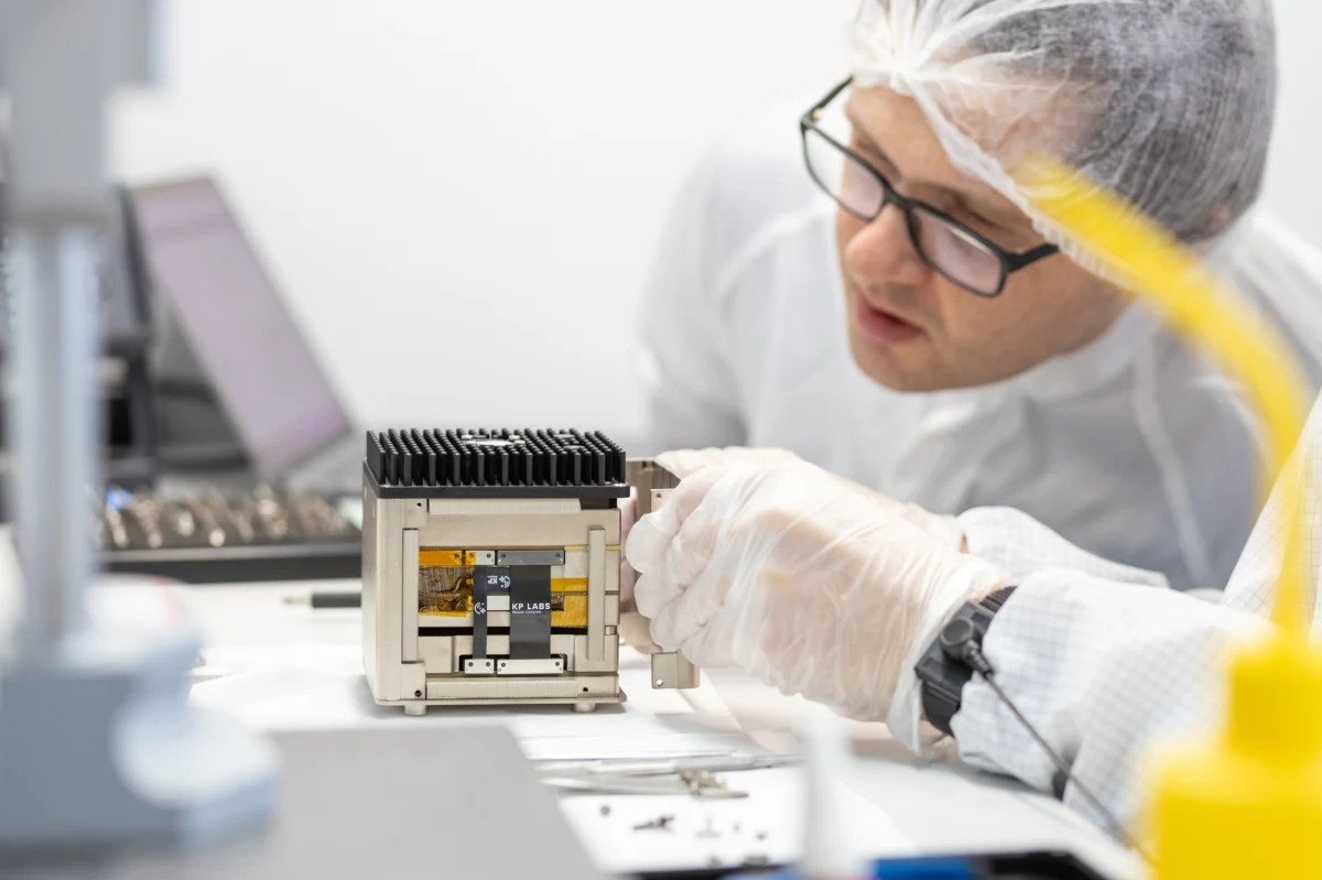 Testowanie i doskonalenie algorytmów sztucznej inteligencji i uczenia maszynowego w realnych warunkach kosmicznych będzie celem projektu LeopardISS, który rozpocznie się podczas pobytu polskiego astronauty, Sławosza Uznańskiego, na Międzynarodowej Stacji Kosmicznej. "Kluczowe znaczenie będzie miało podłączenie naszej jednostki przetwarzania danych Leopard do instalacji ISS, dalsza ingerencja ze strony naszego astronauty nie będzie potrzebna" - mówi RMF FM Dawid Lazaj, inżynier misji z firmy KP Labs, która zbudowała to urządzenie. Leopard będzie pracować na orbicie przez co najmniej pół roku.