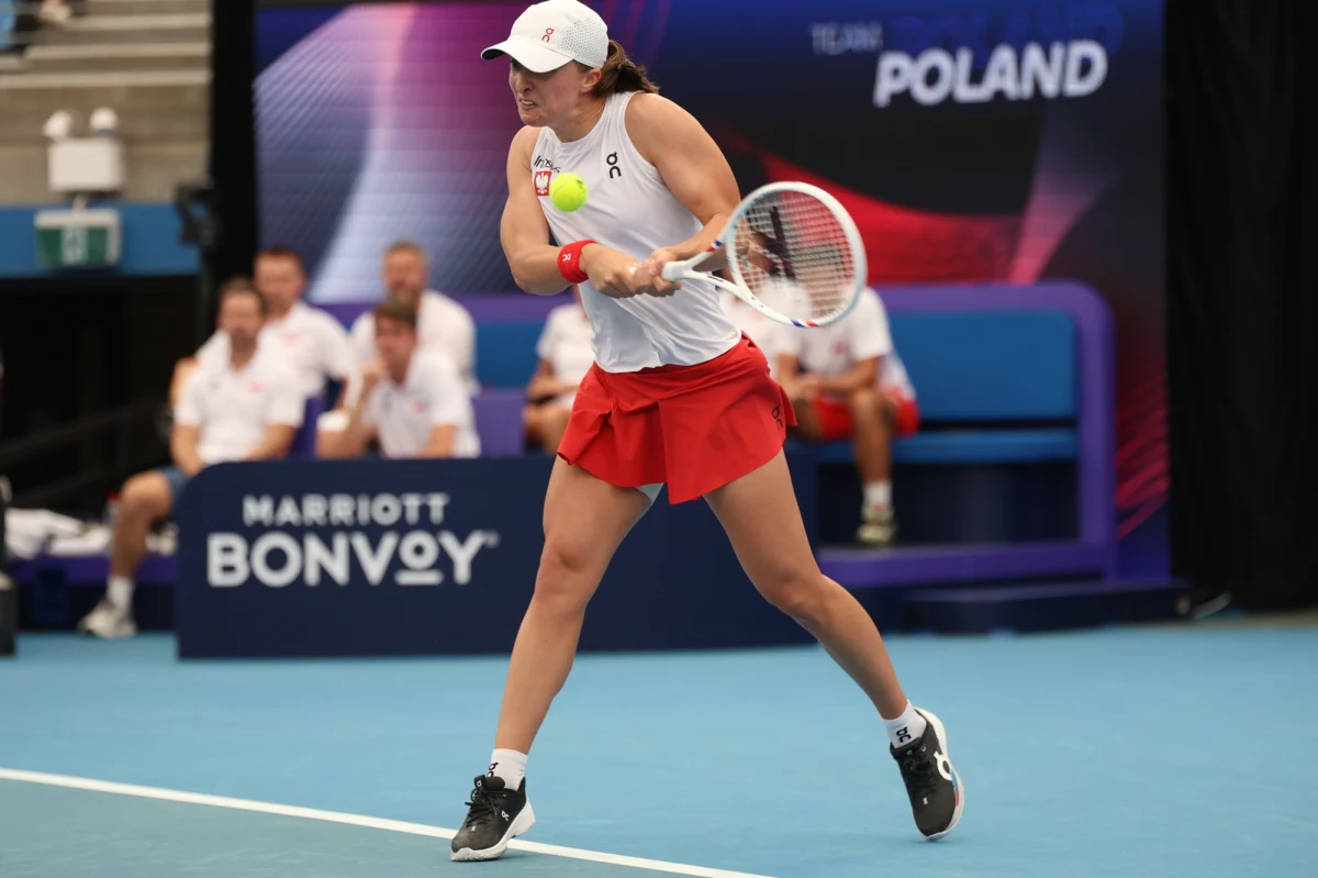 Maja Chwalińska i Jan Zieliński przypieczętowali zwycięstwo Polski nad Kazachstanem 3:0 w półfinale tenisowego turnieju United Cup w Australii. W grze mieszanej wygrali z Żibek Kułambajewą i Aleksandrem Szewczenką 6:4, 6:1. W niedzielnym finale Biało-Czerwoni zmierzą się z Amerykanami.