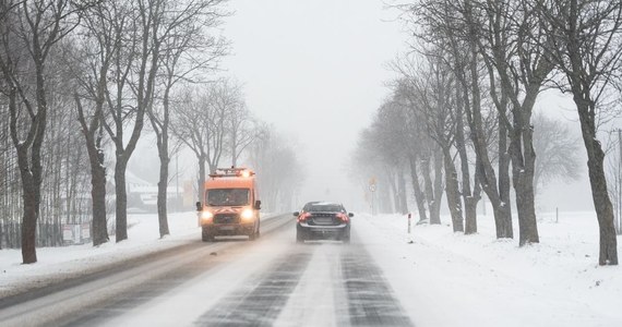 Instytut Meteorologii i Gospodarki Wodnej wydał ostrzeżenia przed zamieciami i zawiejami śnieżnymi dla Polski południowej i północno-wschodniej. Kierowcy w tych regionach muszą liczyć się z trudnymi warunkami na drogach.