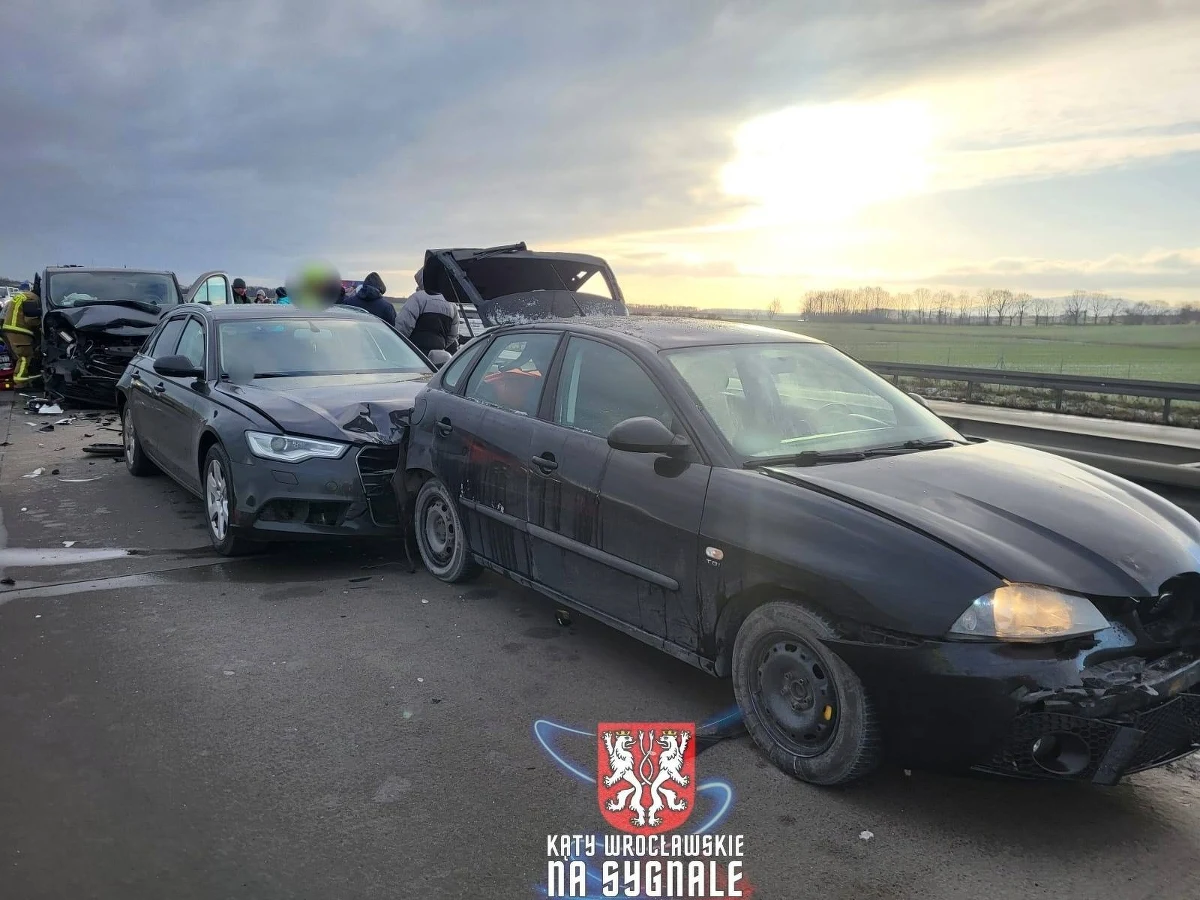 W sobotę przed godz. 10:00 doszło do karambolu na podwrocławskim odcinku autostrady A4. Zderzyło się tam pięć samochodów - poinformowała reporterka RMF FM Martyna Czerwińska. Przed godz. 12 korek liczył tam aż 20 kilometrów. Jedna osoba została ranna.