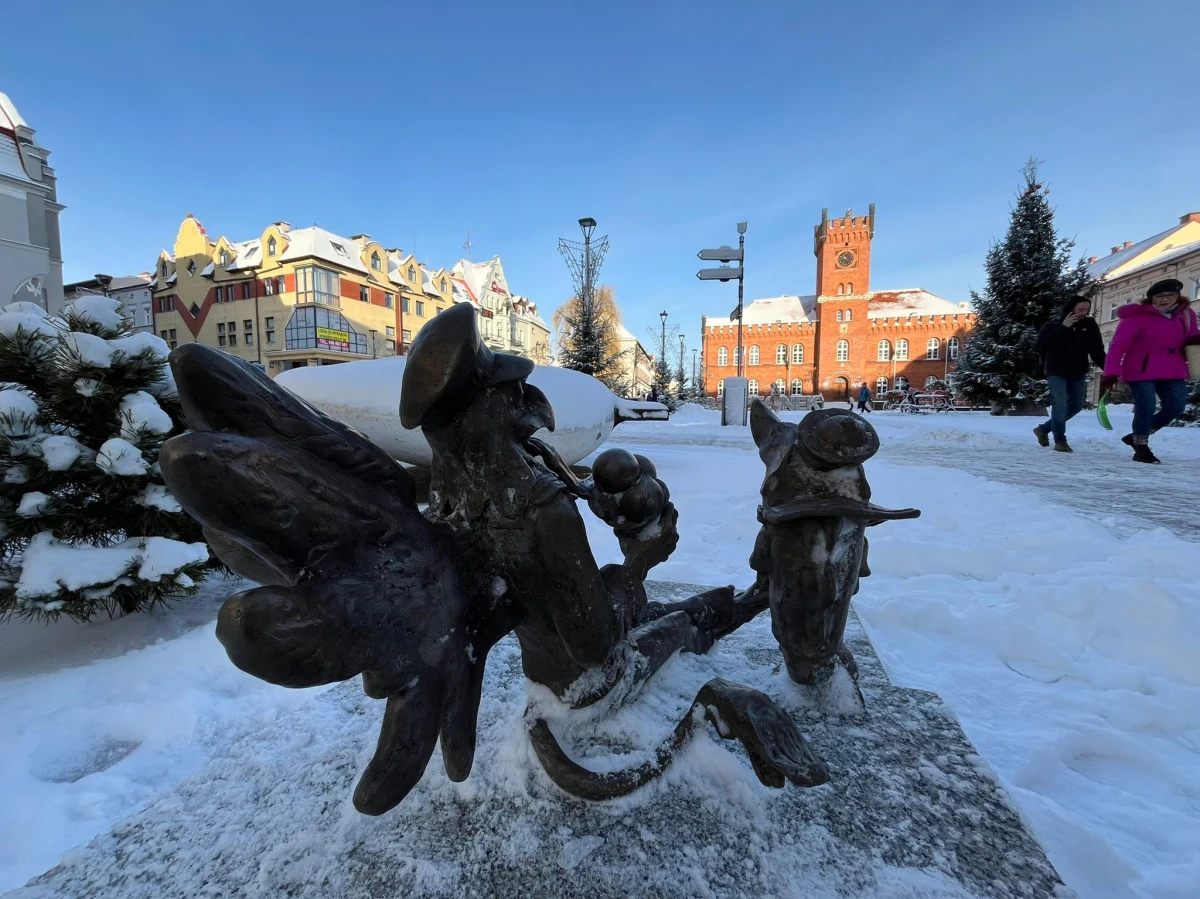 ​Jesiotr i Gryf, postaci z herbu Szczecinka, pojawiły się na ulicach tego miasta. Dziś odsłonięto tam rzeźby, które mają stać się taką atrakcją, jak chociażby wrocławskie krasnale czy kołobrzeskie mewy-mariany.
