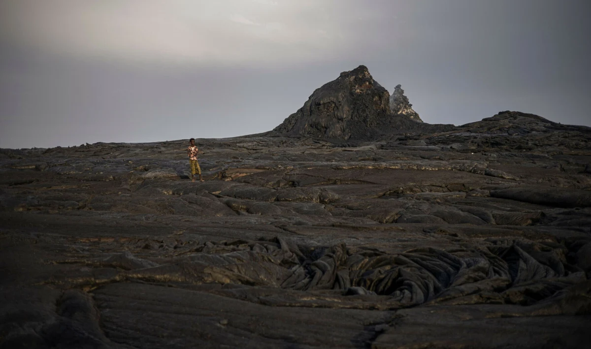 Na wschodzie Etiopii ostatnio dzieją się równie interesujące, co niepokojące rzeczy. W regionie Afar dochodzi bowiem do licznych wstrząsów, powstają pęknięcia w ziemi, a w powietrze tryskają gejzery mieszaniny gazów, błota i skał. Czy to zapowiedź nadchodzącej erupcji wulkanu?
