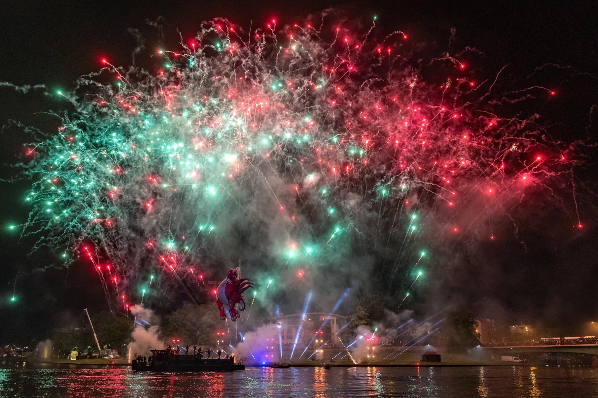 Prezydent Krakowa Aleksander Miszalski zapowiedział konsultacje społeczne ws. ograniczeń odpalania fajerwerków na terenie miasta. Temat co roku odżywa w okresie sylwestrowym. Za wprowadzeniem ograniczeń opowiadają się mieszkańcy, którzy podnoszą głównie argumenty związane z dobrostanem zwierząt. Przeciwnicy zakazu wskazują na tradycję.
