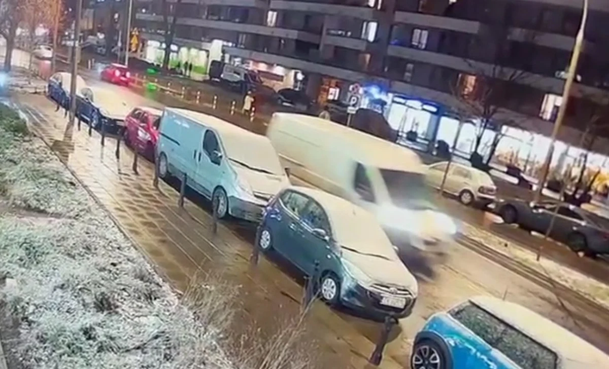 Policja poszukuje sprawcy śmiertelnego potrącenia 14-latka. Do tragedii doszło w piątek na warszawskiej Woli. Kierowca busa potrącił nastolatka na oznakowanym przejściu dla pieszych i odjechał z miejsca zdarzenia, nie udzielając mu pomocy. Chłopiec zmarł w szpitalu. Funkcjonariusze opublikowali zdjęcie z monitoringu ukazujące pojazd. Niestety, numery rejestracyjne nie są czytelne.